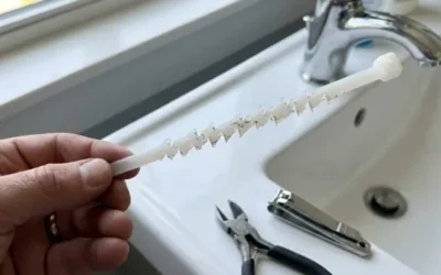 Wenn der Abfluss im Bad verstopft: Improvisierte Lösung mit Kabelbinder