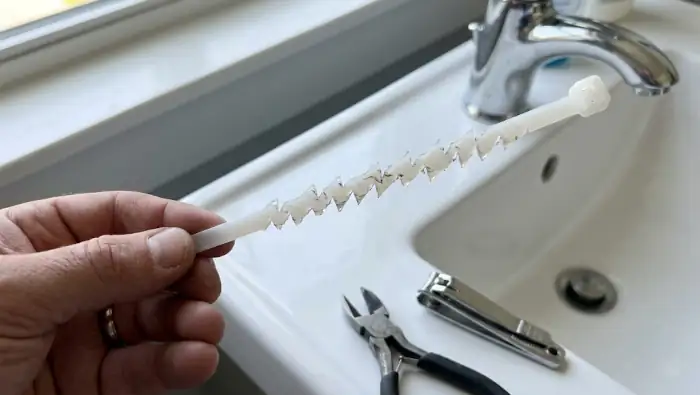 Abflussverstopfung im Bad mechanisch beseitigen mit Kabelbinder